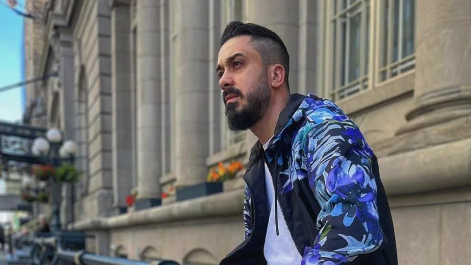 صورة مميزة: الفنان أحمد العقاد يطرح البرومو الترويجي لأغنيته الجديدة مني آسف