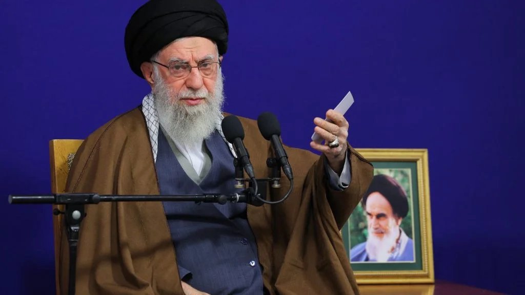 الإمام الخامنئي الشعب الإيراني أظهر عزيمته أمام الأعداء - صورة مميزة صورة مميزة: الإمام الخامنئي الشعب الإيراني أظهر عزيمته أمام الأعداء